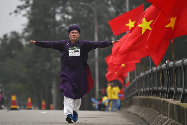 ca sĩ Đức Tuấn mặc áo dài ngũ thân chạy marathon
