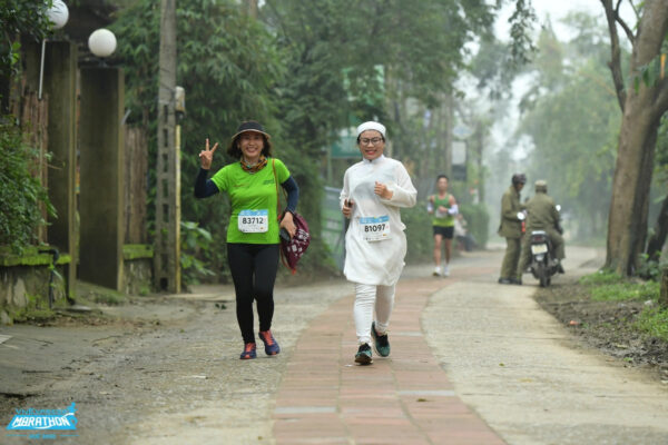 nữ runner mặc áo dài ngũ thân rạng rỡ